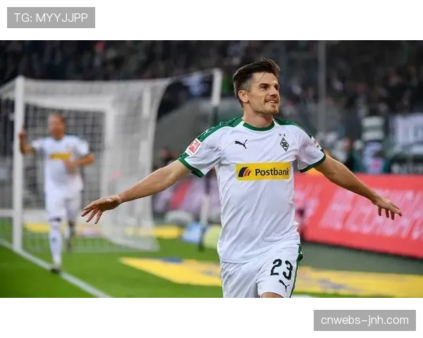 门兴球员迪克斯进球后激情庆祝，点燃主场气氛