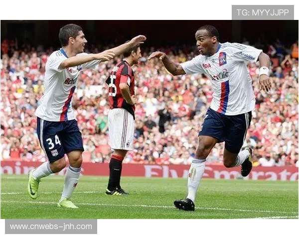 里昂小将赛后与父亲拥抱，三代球迷传承感人至深